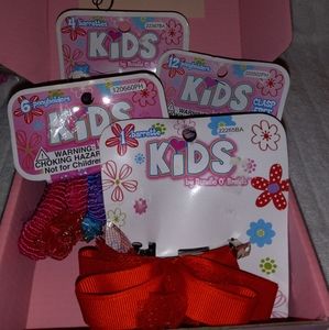 Box with 4 hair accessories packs